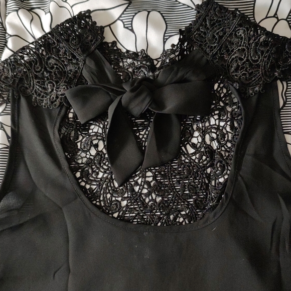 Black lace and flowy fabric sleeveless top. Size small. - Picture 8 of 12
